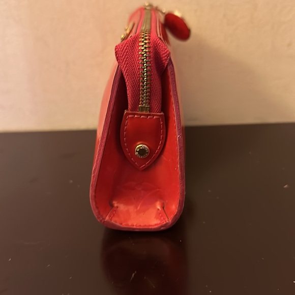 Louis Vuitton red Vernis pouch. Color transfer on back. See pictures!! - Picture 3 of 7